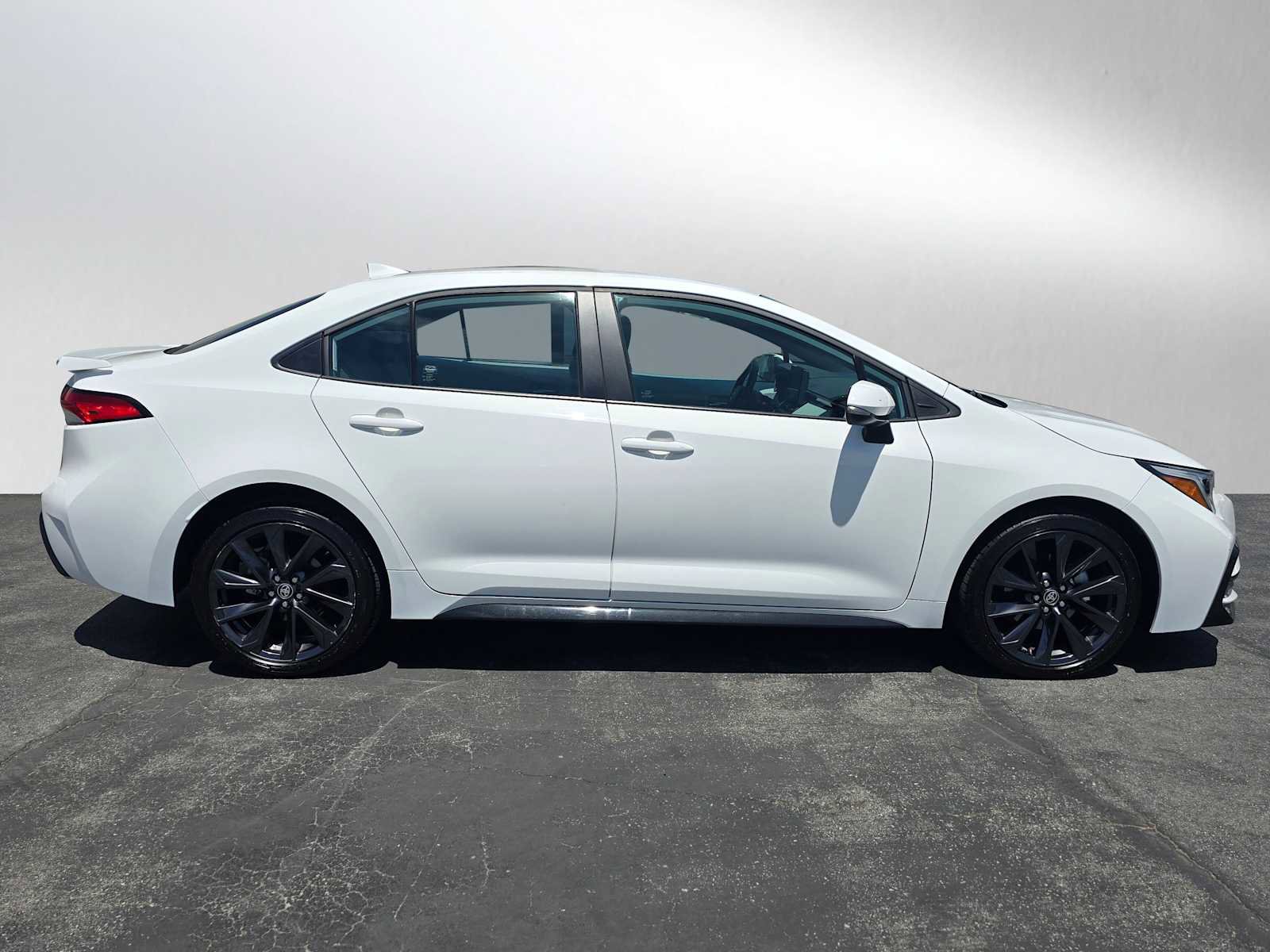 Used 2023 Toyota Corolla SE FWD image 2