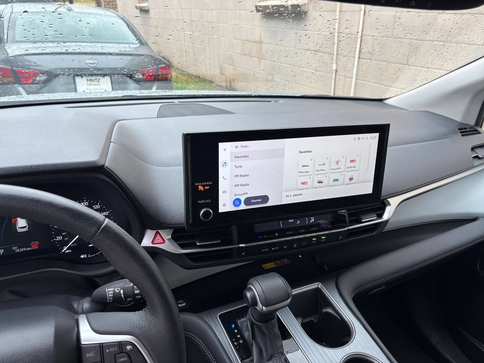 Used 2025 Toyota Sienna XLE FWD image 16