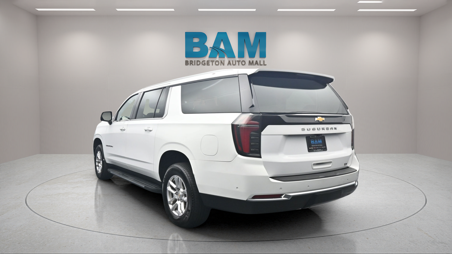 Used 2025 Chevrolet Suburban LT AWD/4WD image 4
