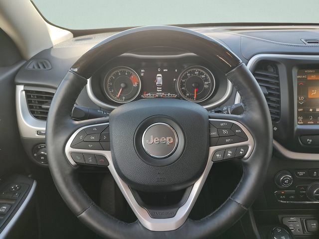 Used 2017 Jeep Cherokee Overland w/ Technology Group AWD/4WD image 11