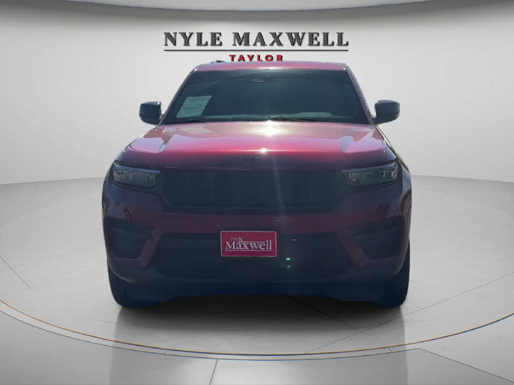 Used 2025 Jeep Grand Cherokee Altitude RWD image 2