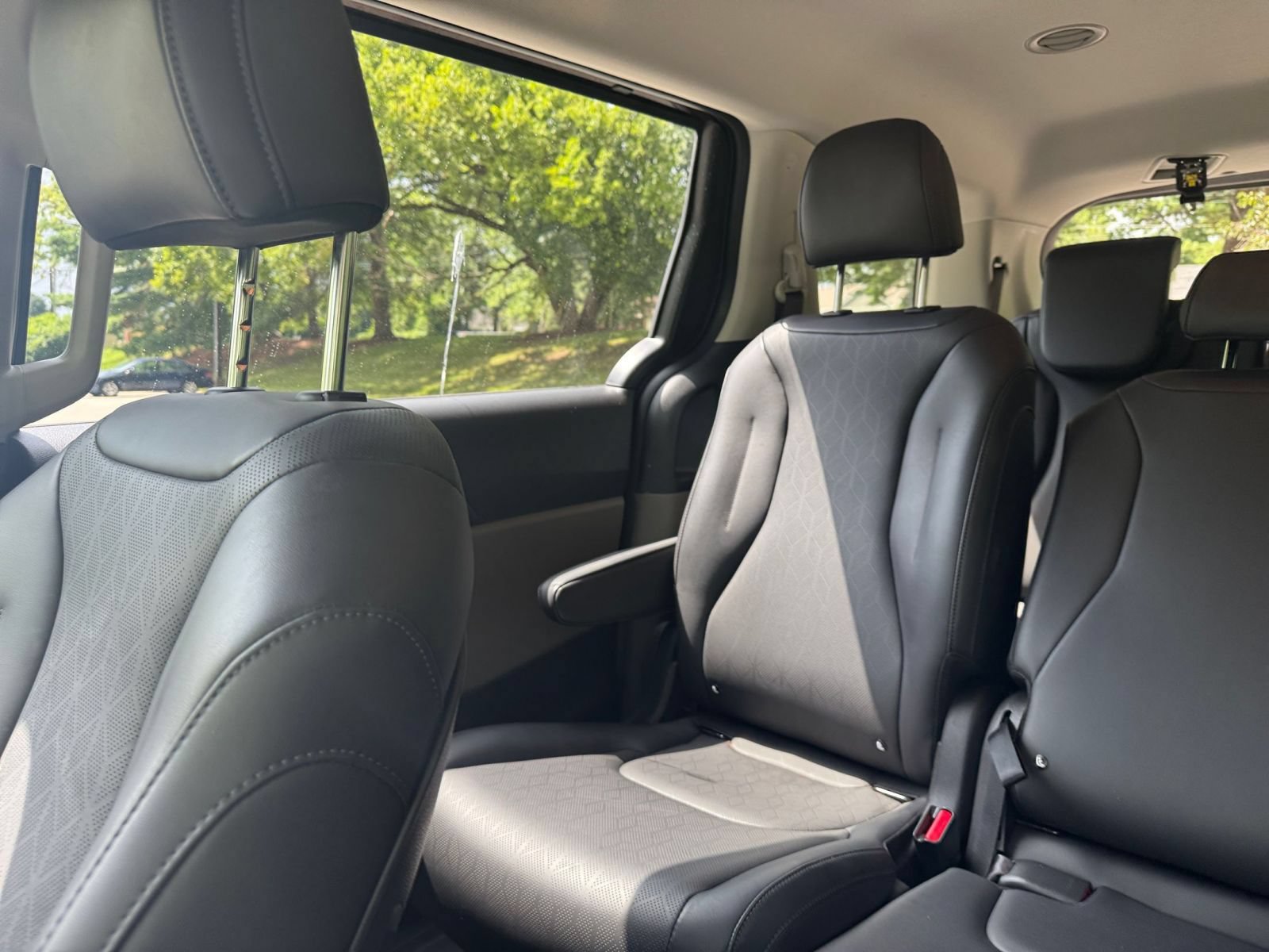Used 2026 Kia Carnival FWD image 41