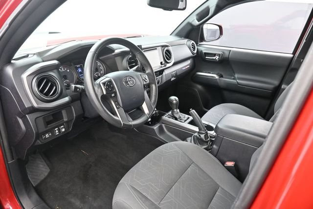 Used 2017 Toyota Tacoma TRD Off-Road AWD/4WD image 11