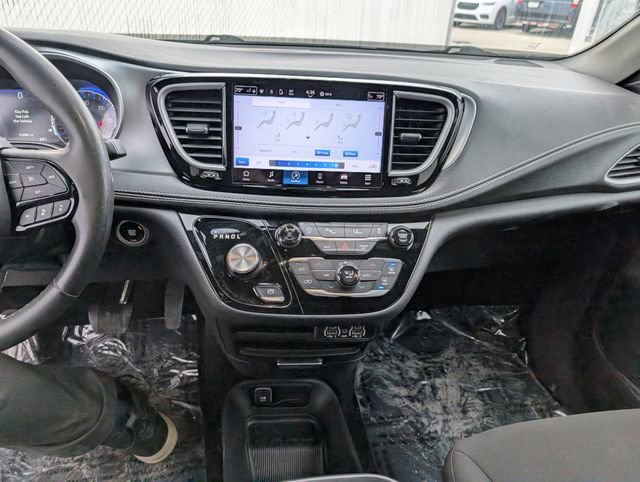 Used 2023 Chrysler Pacifica Touring image 3