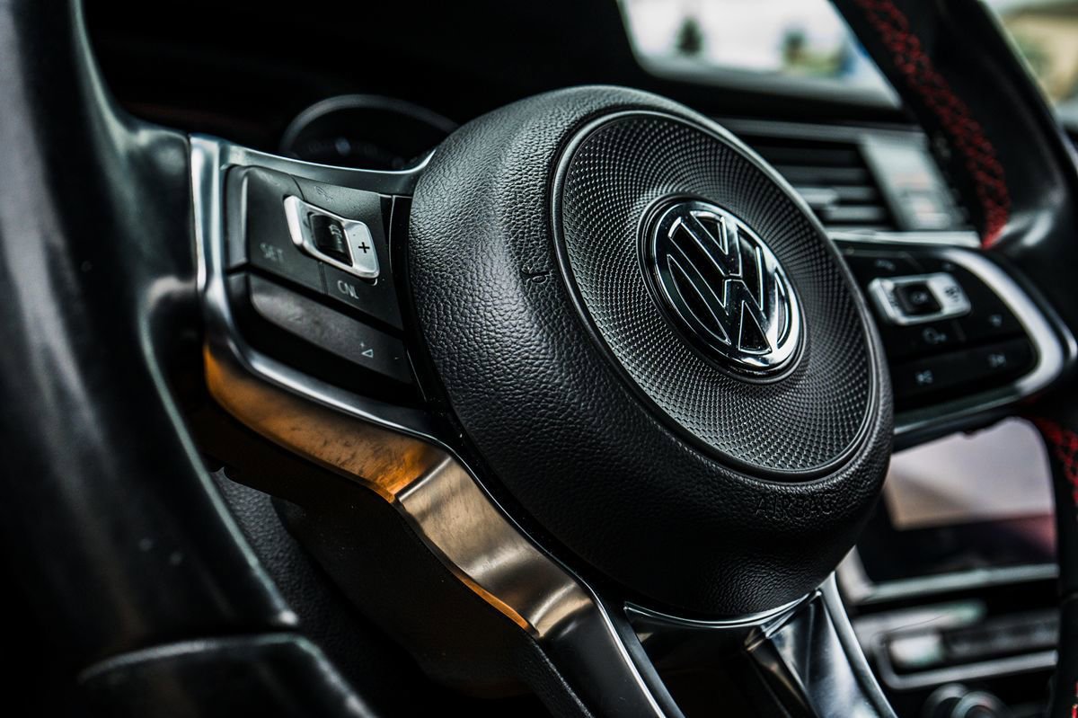 Used 2018 Volkswagen GTI SE FWD image 25