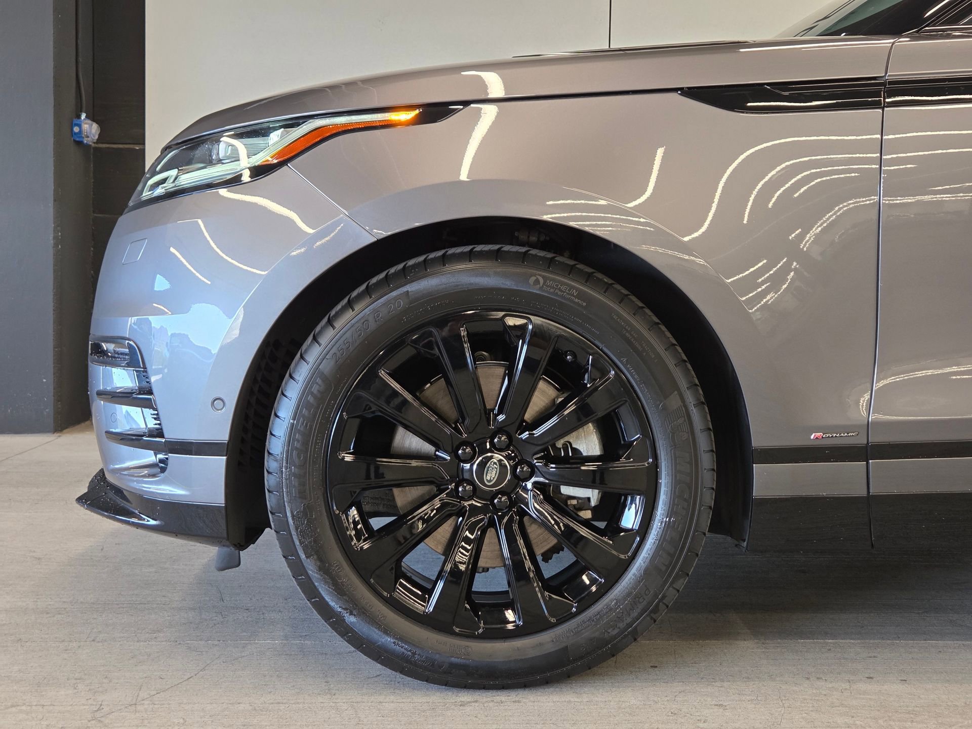 Used 2019 Land Rover Range Rover Velar R-Dynamic SE image 9