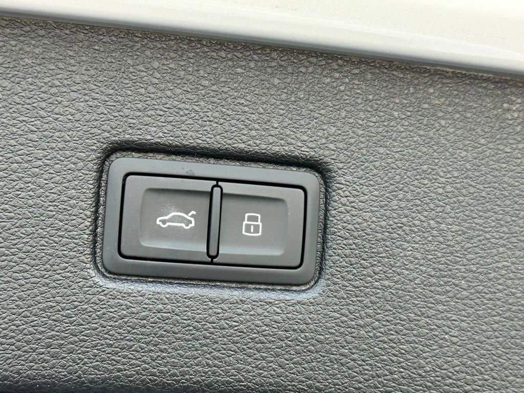 New 2026 Audi SQ7 Prestige image 16