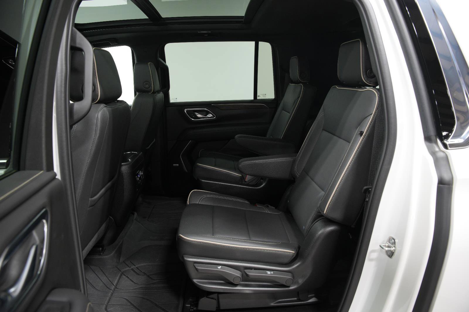 Used 2024 Chevrolet Suburban Premier w/ Premium Package image 23