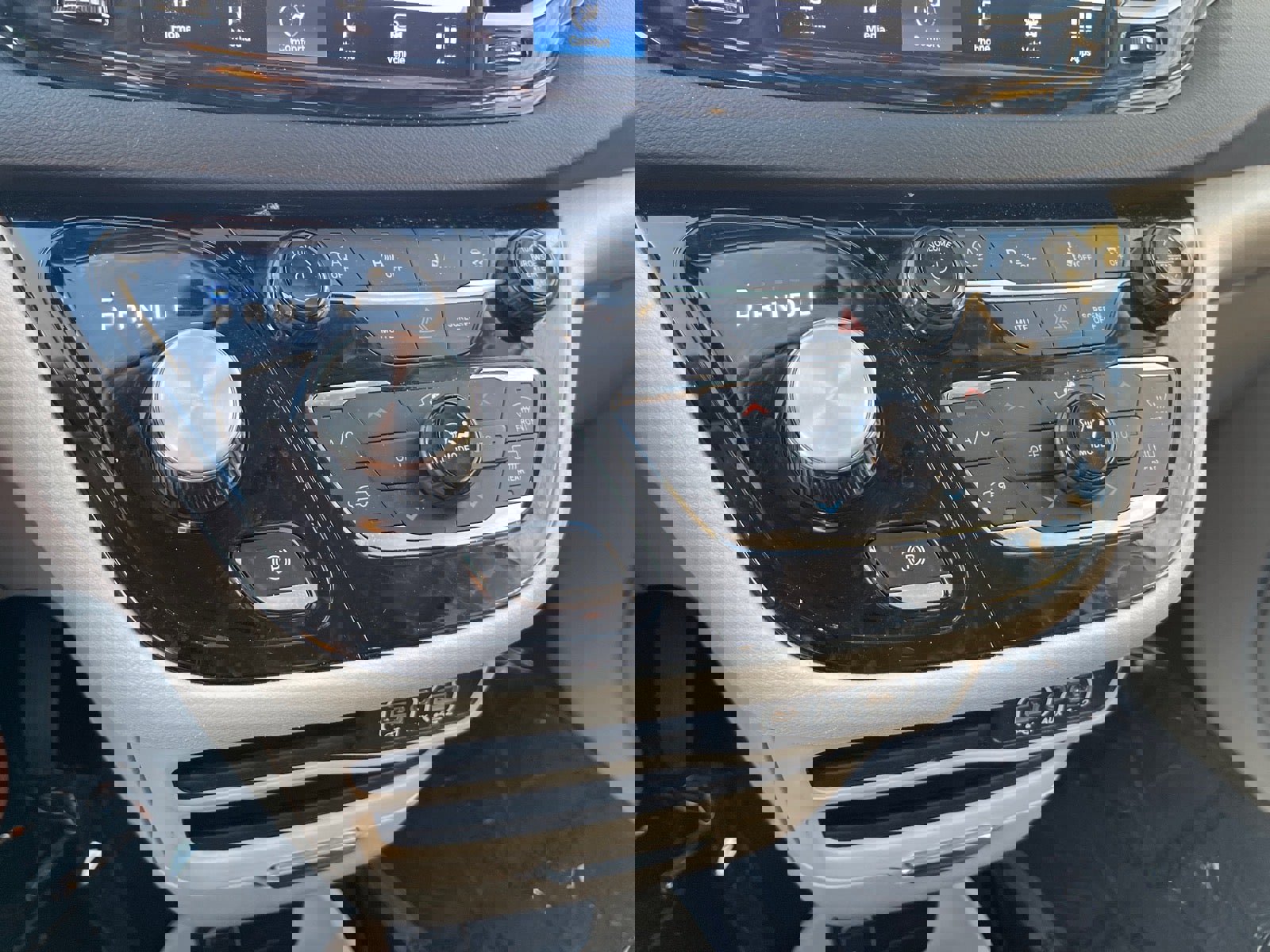 Used 2023 Chrysler Pacifica Touring-L image 14