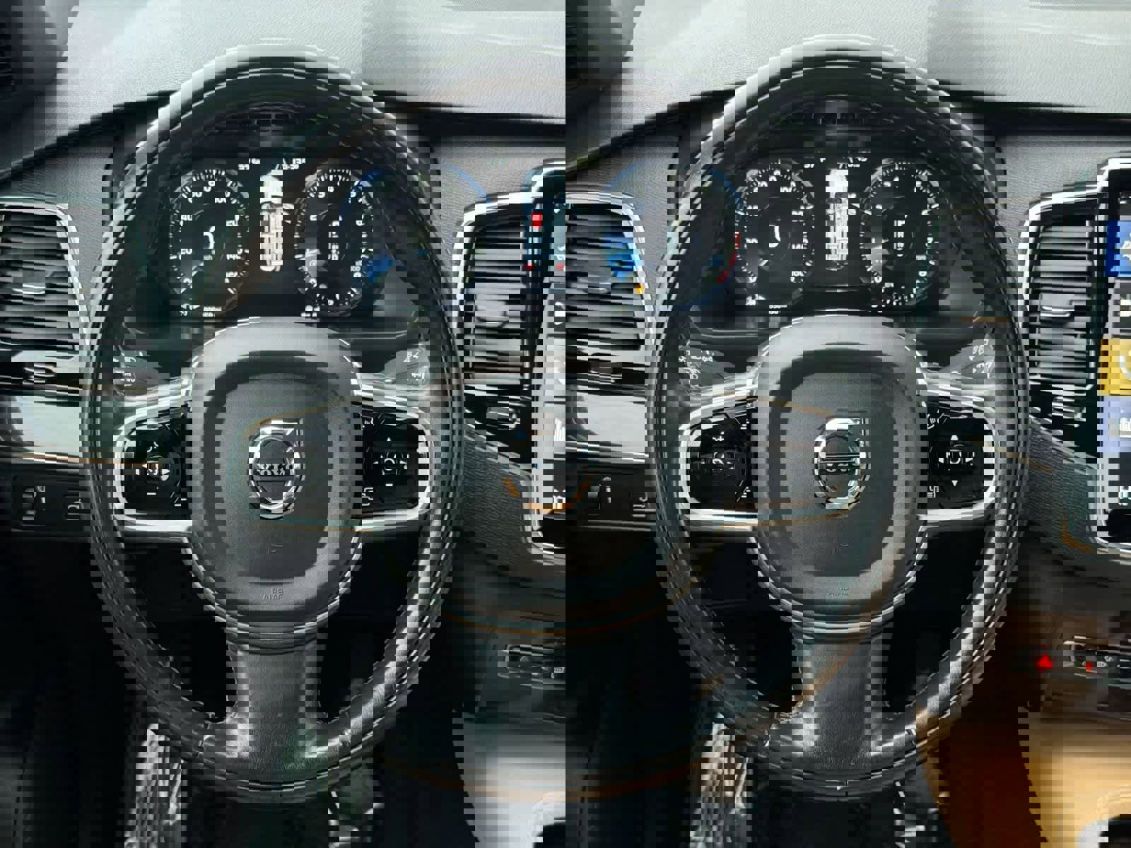 Used 2018 Volvo XC90 T6 Momentum w/ Convenience Package image 24