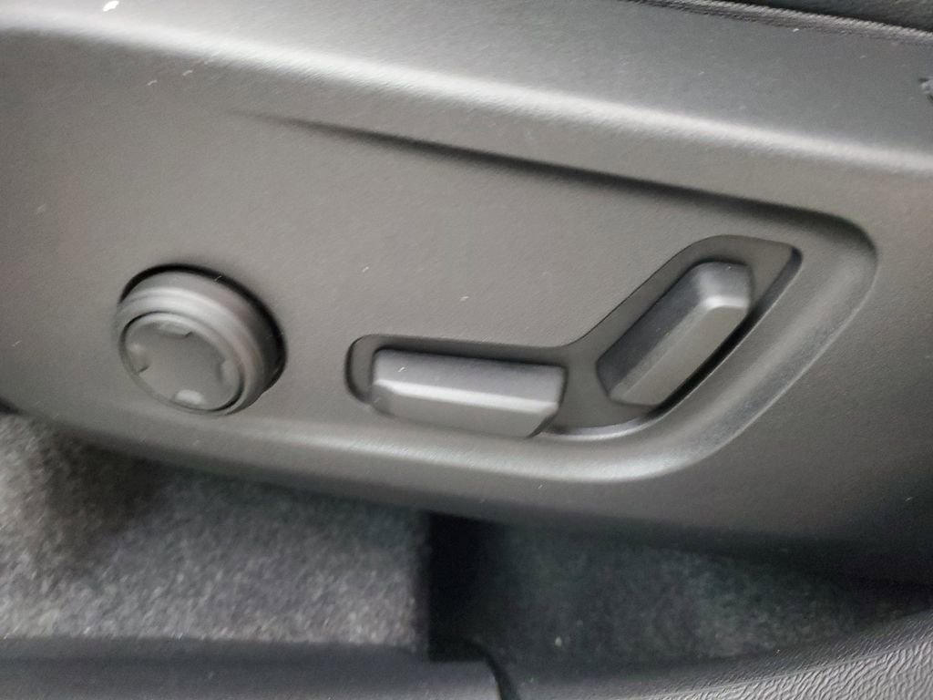 Certified 2025 Volvo XC40 B5 Plus image 22