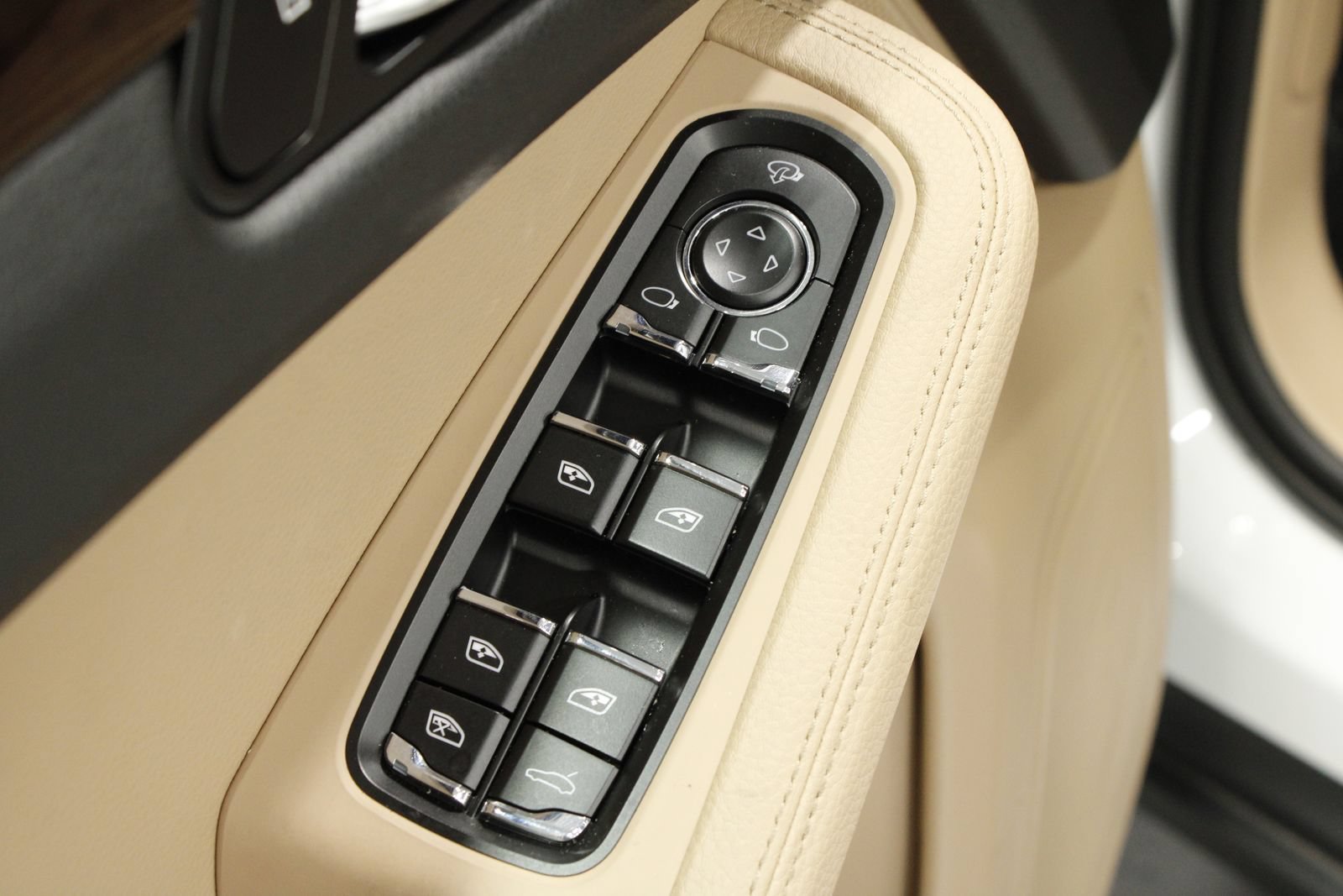 Certified 2025 Porsche Macan AWD/4WD image 31
