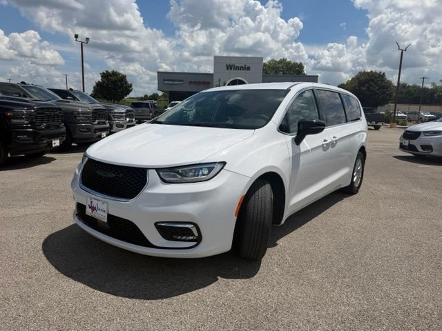 Used 2024 Chrysler Pacifica Touring-L FWD image 3