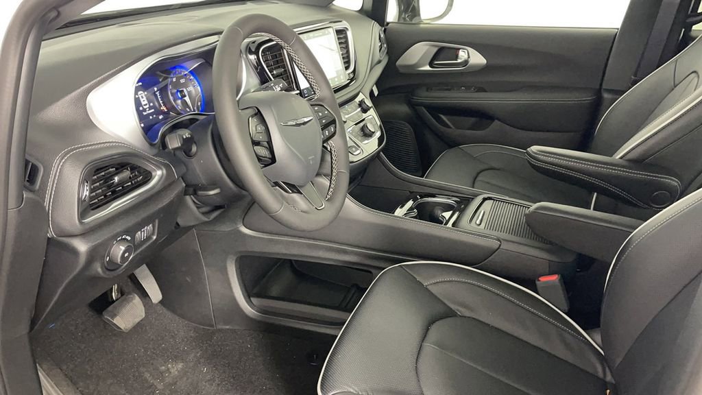 New 2025 Chrysler Pacifica Limited image 11