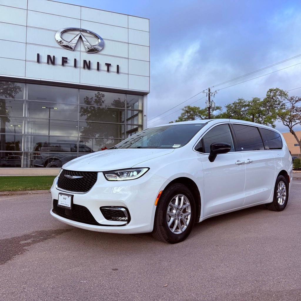 Used 2025 Chrysler Pacifica Select image 1