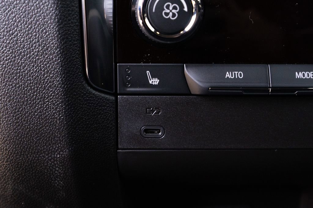 New 2025 Chevrolet Suburban Premier w/ Sun And Tow Package image 39