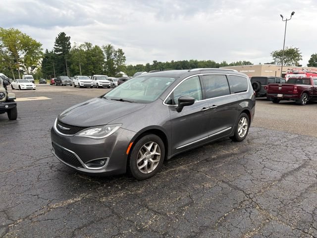 Used 2018 Chrysler Pacifica Touring-L w/ Tire & Wheel Group FWD image 4