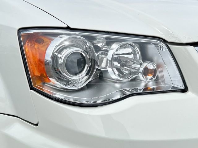 Used 2012 Chrysler Town & Country Limited image 18