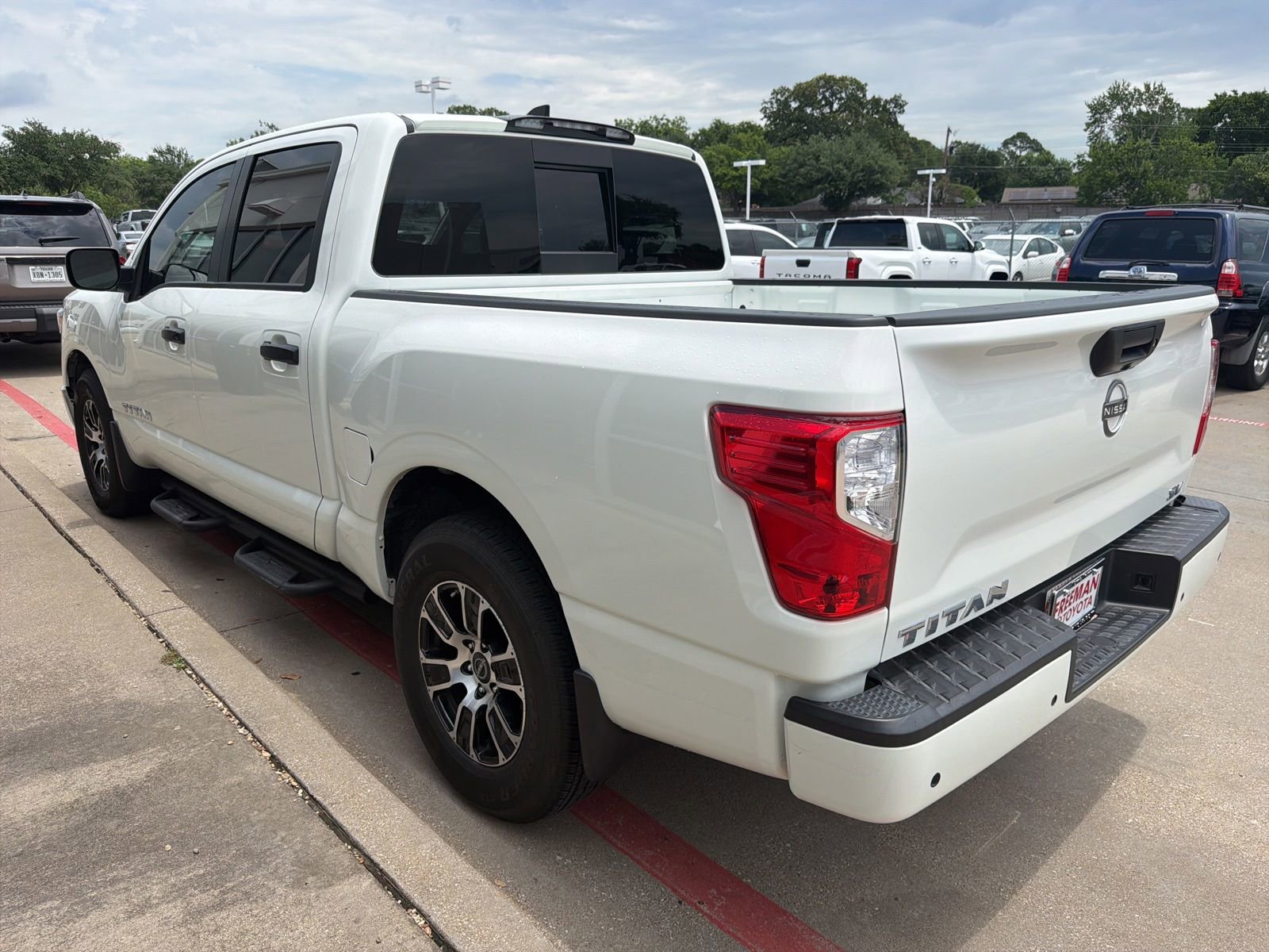 Used 2024 Nissan Titan SV w/ SV Convenience Package RWD image 8