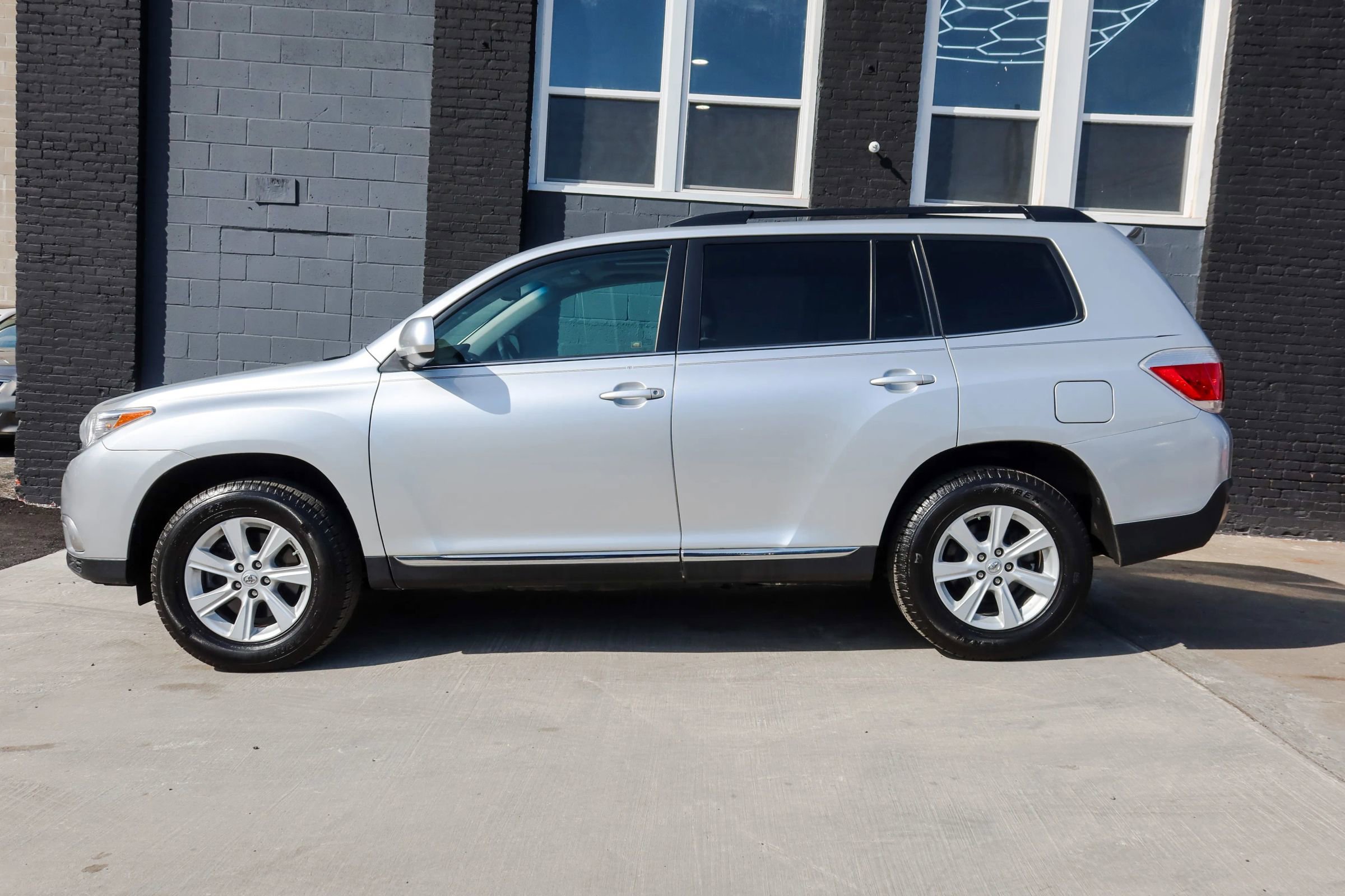 Used 2012 Toyota Highlander SE w/ Tow Pkg image 5