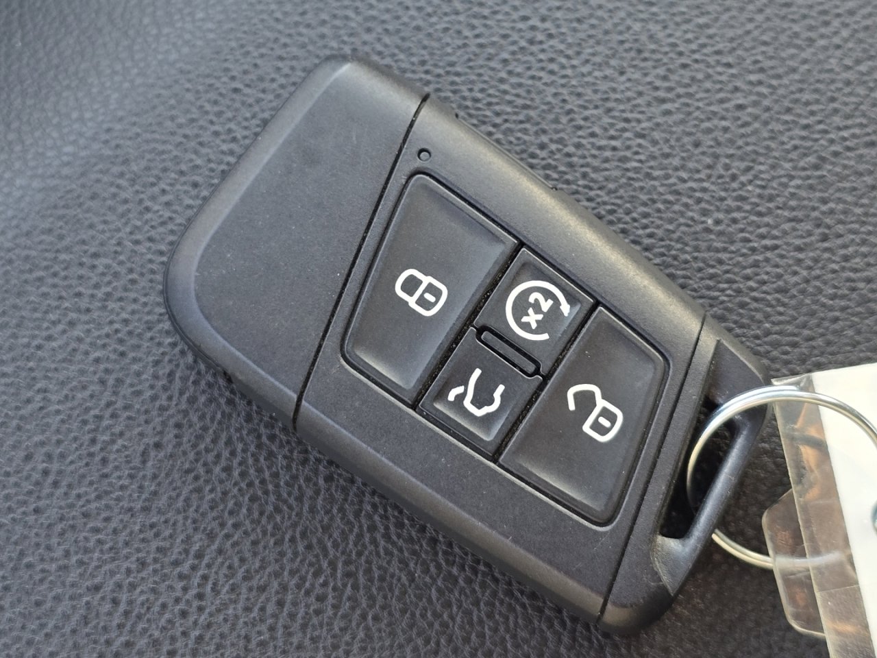 Used 2025 Volkswagen Jetta SE image 31