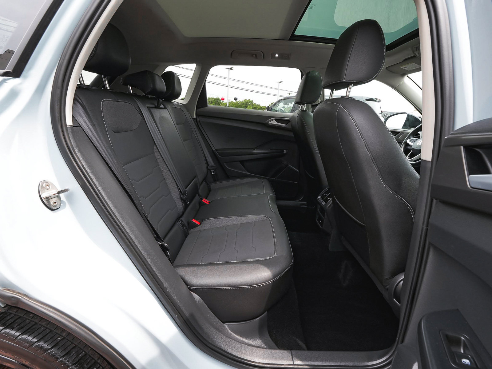 Used 2025 Volkswagen Taos SE AWD/4WD image 41