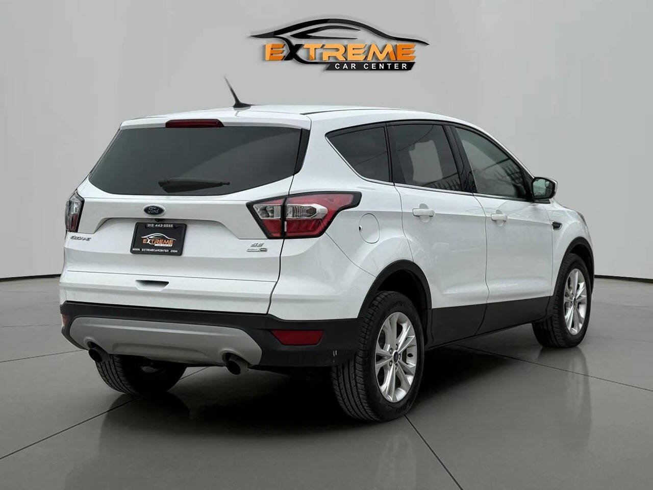 Used 2017 Ford Escape SE w/ SE Cold Weather Package AWD/4WD image 6