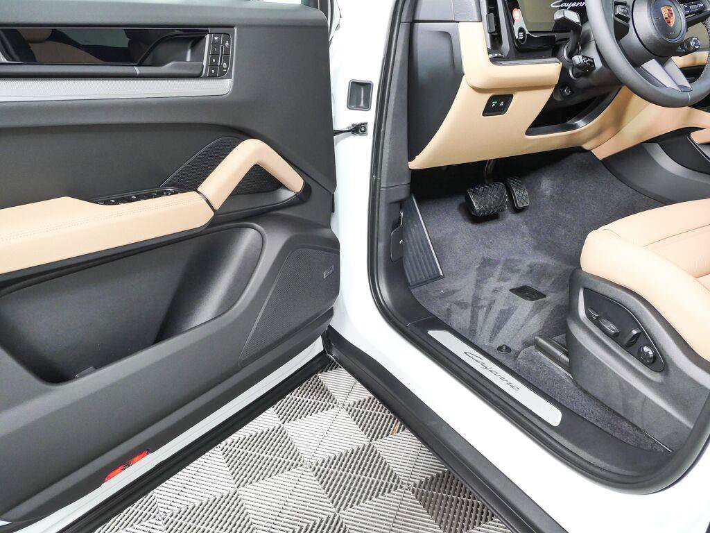 New 2026 Porsche Cayenne Coupe AWD/4WD image 8