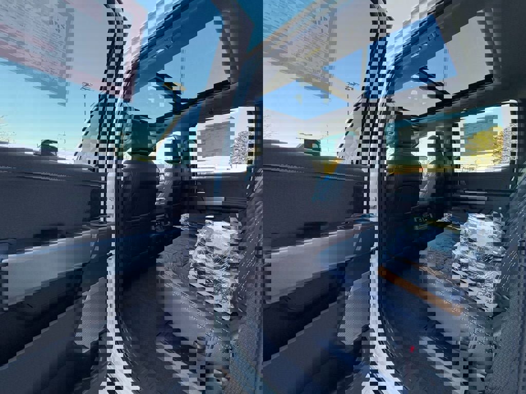 New 2026 Ford F250 Lariat w/ Black Appearance Package image 31