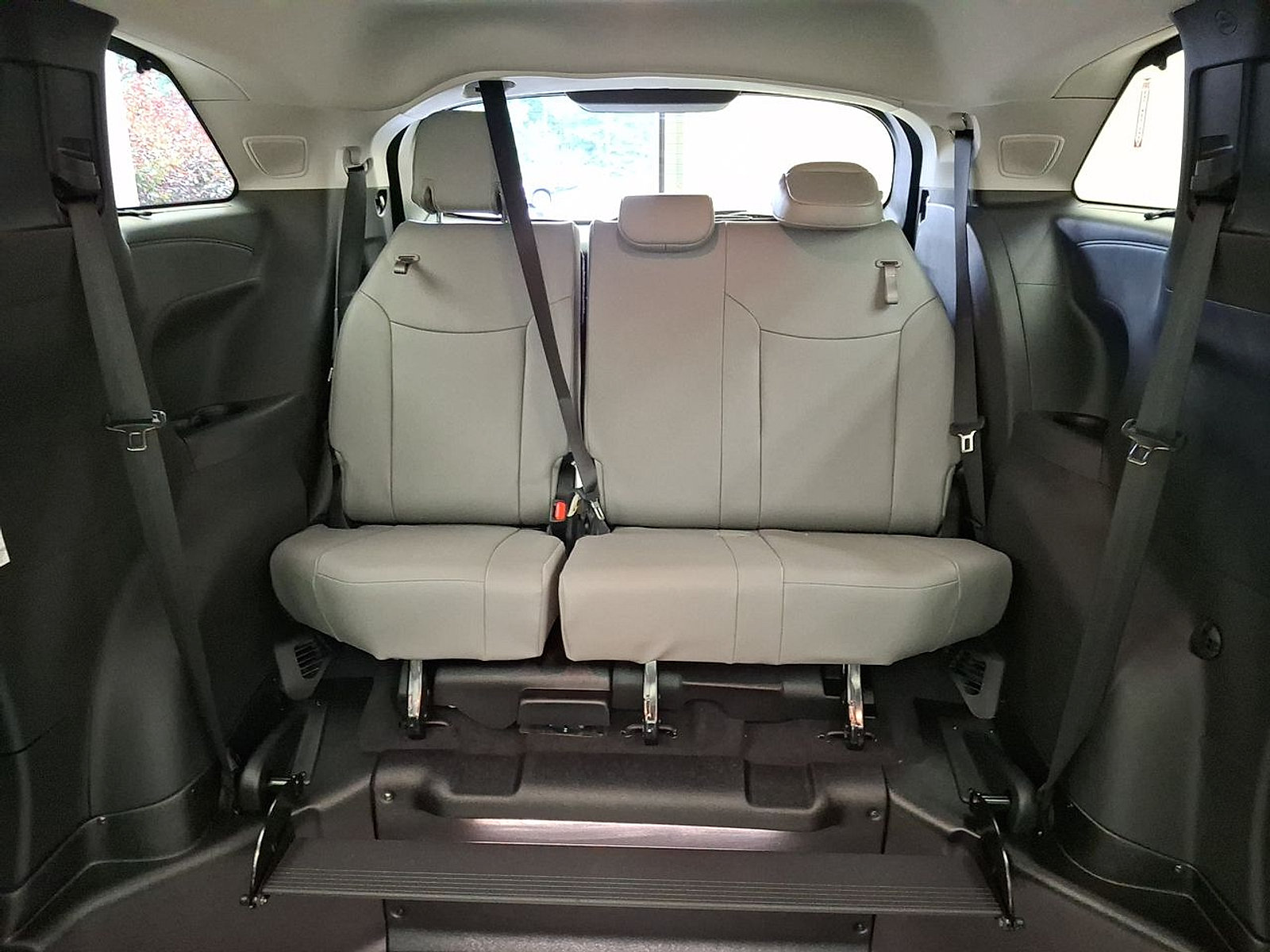 Used 2026 Toyota Sienna XLE FWD image 23