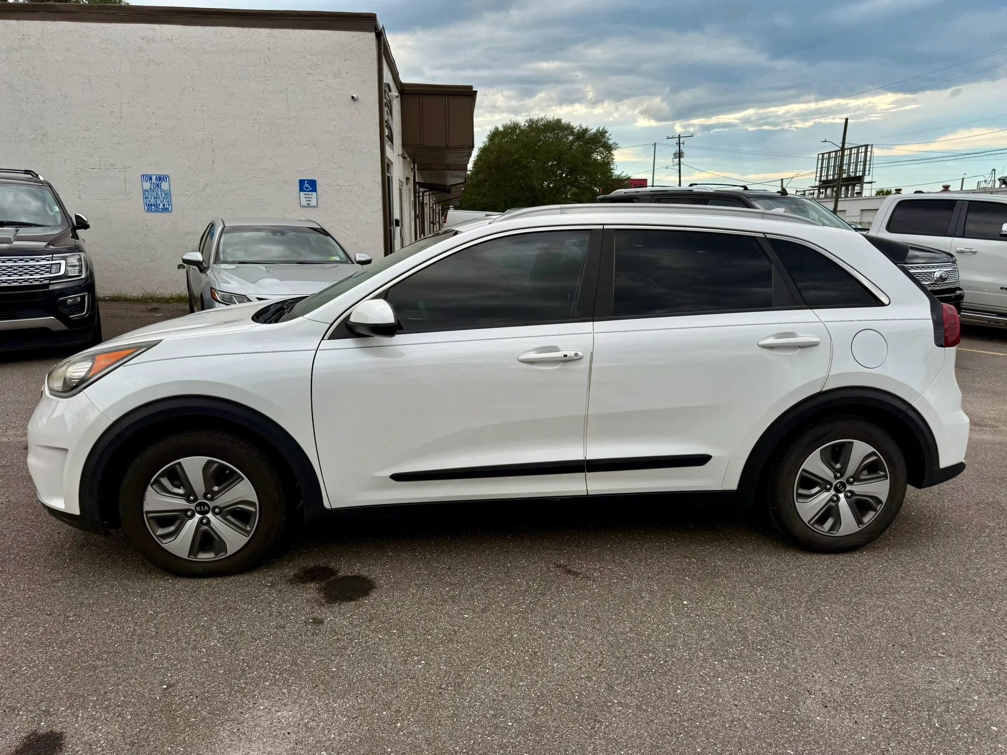 Used 2019 Kia Niro LX FWD image 2