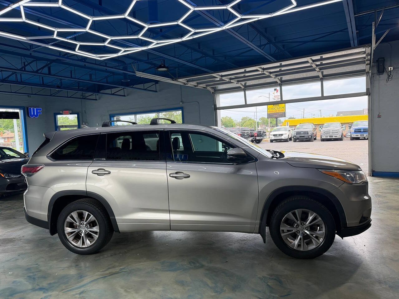 Used 2014 Toyota Highlander LE AWD/4WD image 11