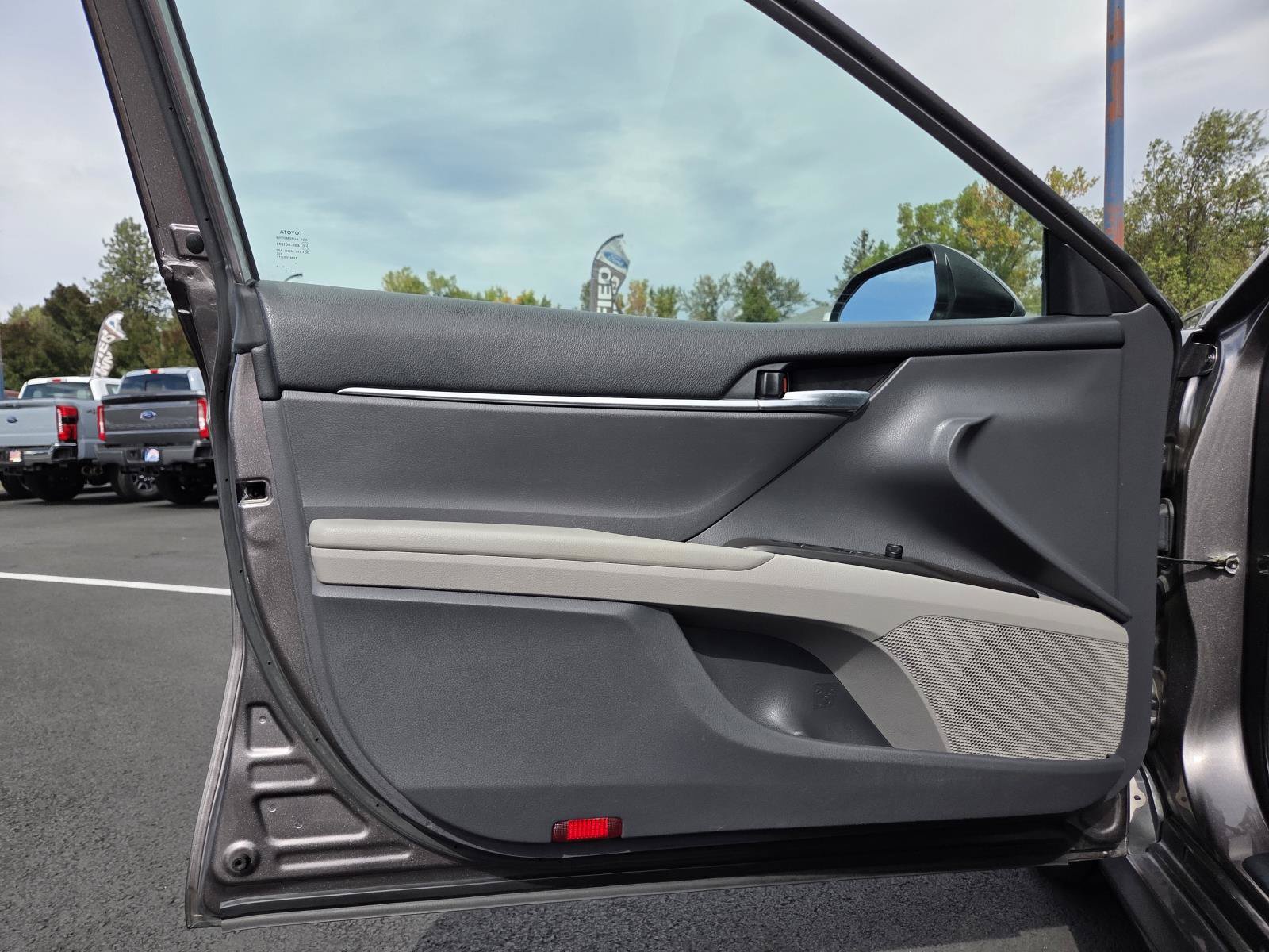 Used 2022 Toyota Camry LE FWD image 12