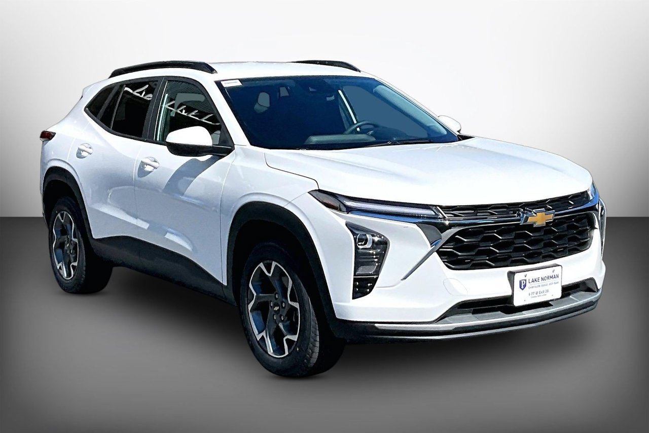 Used 2025 Chevrolet Trax LT FWD image 2