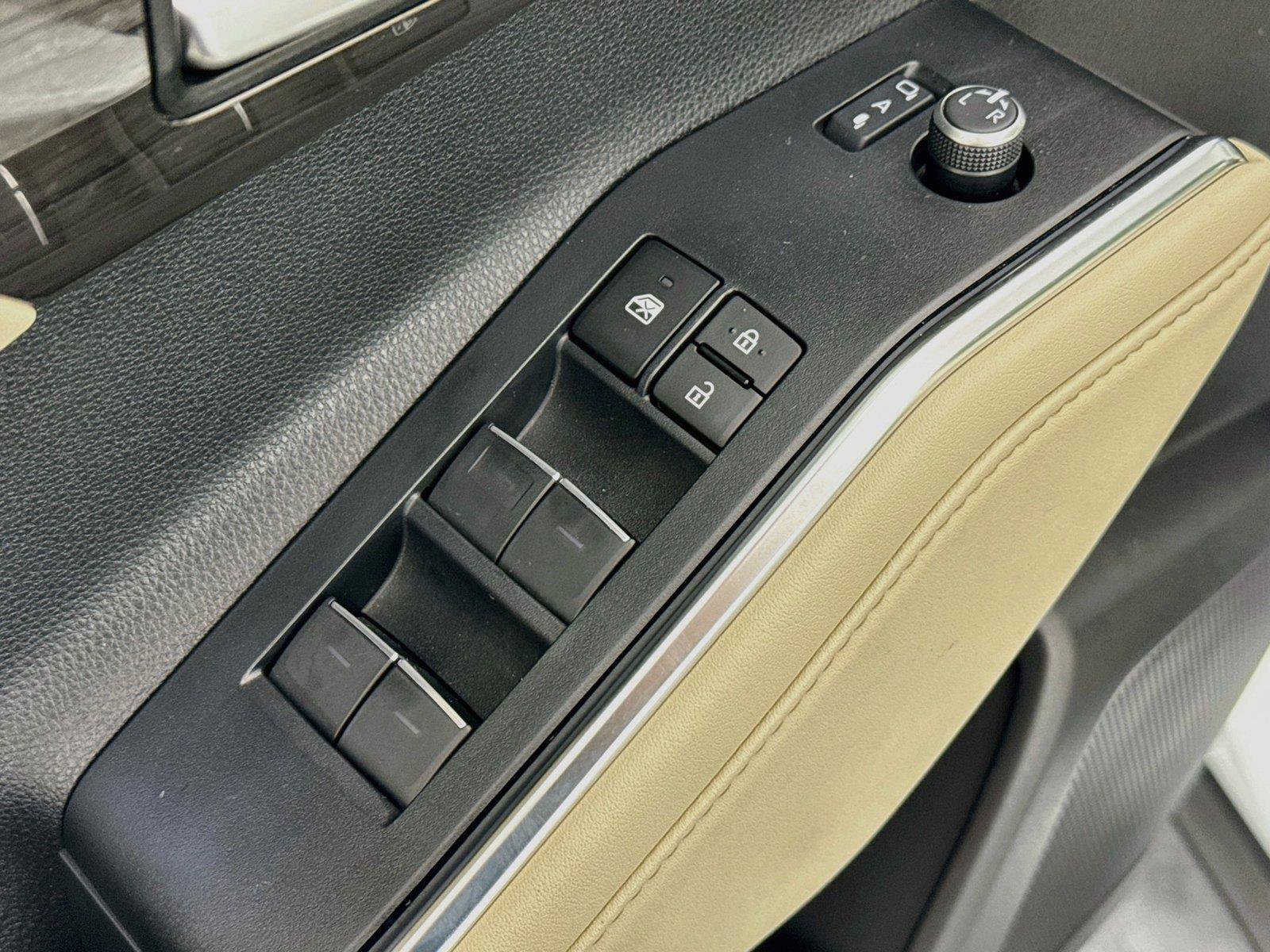 Used 2023 Toyota Highlander Platinum FWD image 32