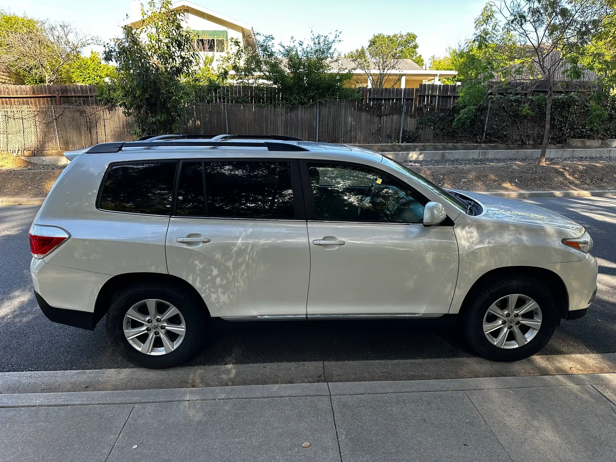 Used 2013 Toyota Highlander SE FWD image 7