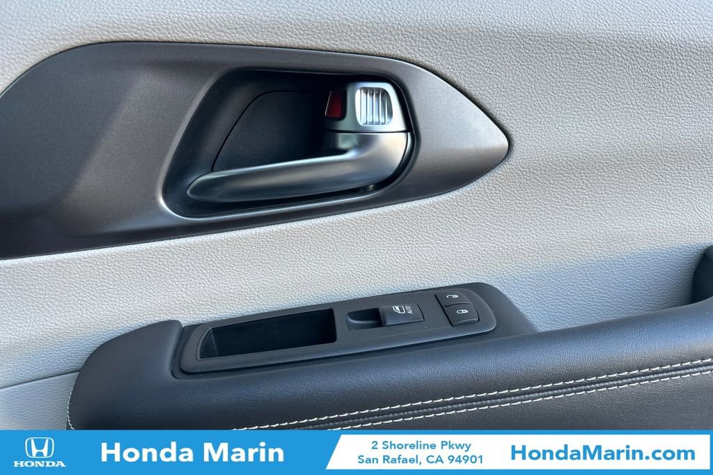 Used 2024 Chrysler Pacifica Select image 22