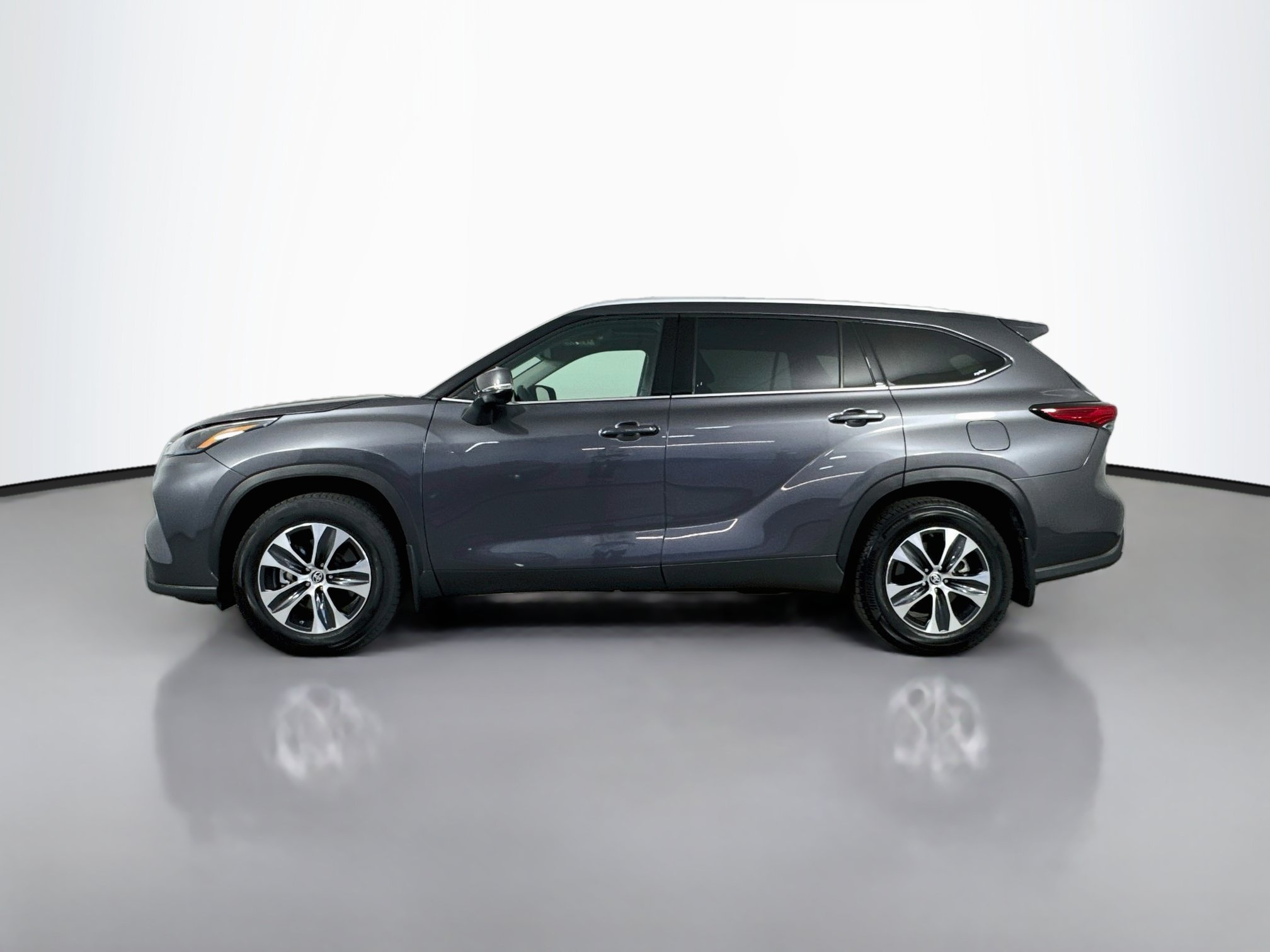 Used 2022 Toyota Highlander XLE AWD/4WD image 4