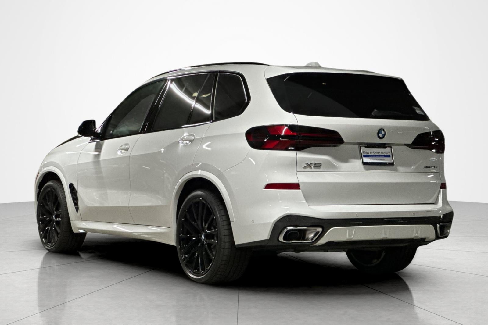 New 2026 BMW X5 xDrive40i w/ M Sport Package AWD/4WD image 3