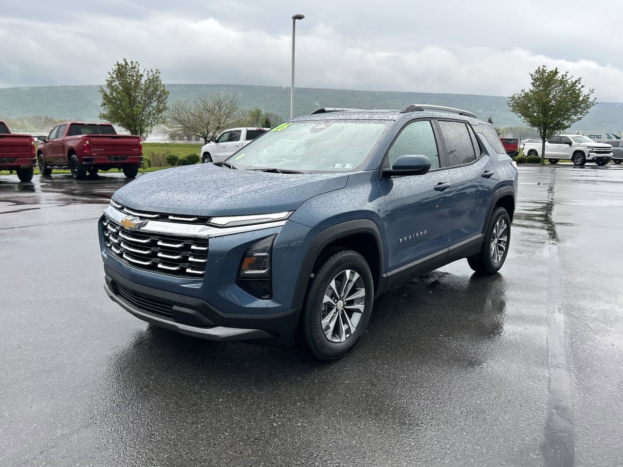 New 2026 Chevrolet Equinox LT w/ Convenience Package II AWD/4WD image 3