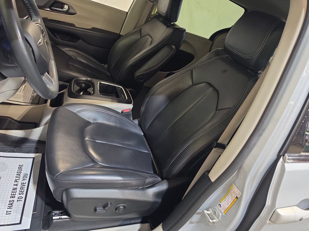Used 2023 Chrysler Pacifica Touring-L FWD image 13