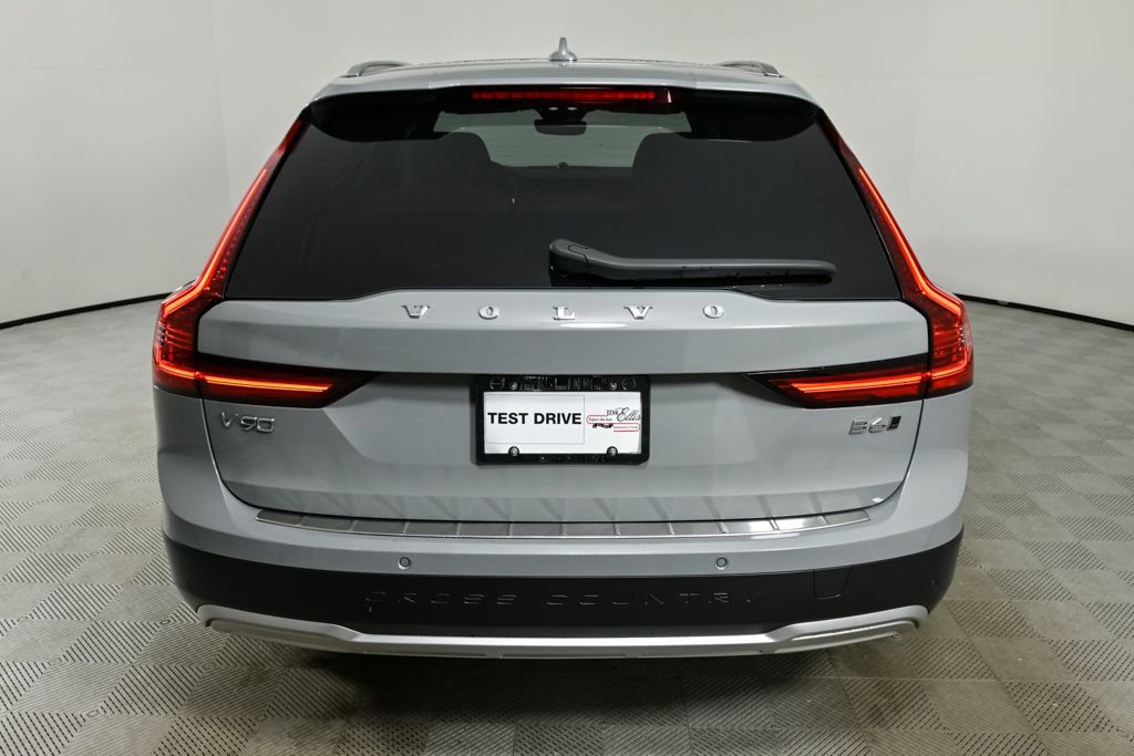 Certified 2024 Volvo V90 B6 Cross Country Ultimate w/ Protection Package Premier image 32