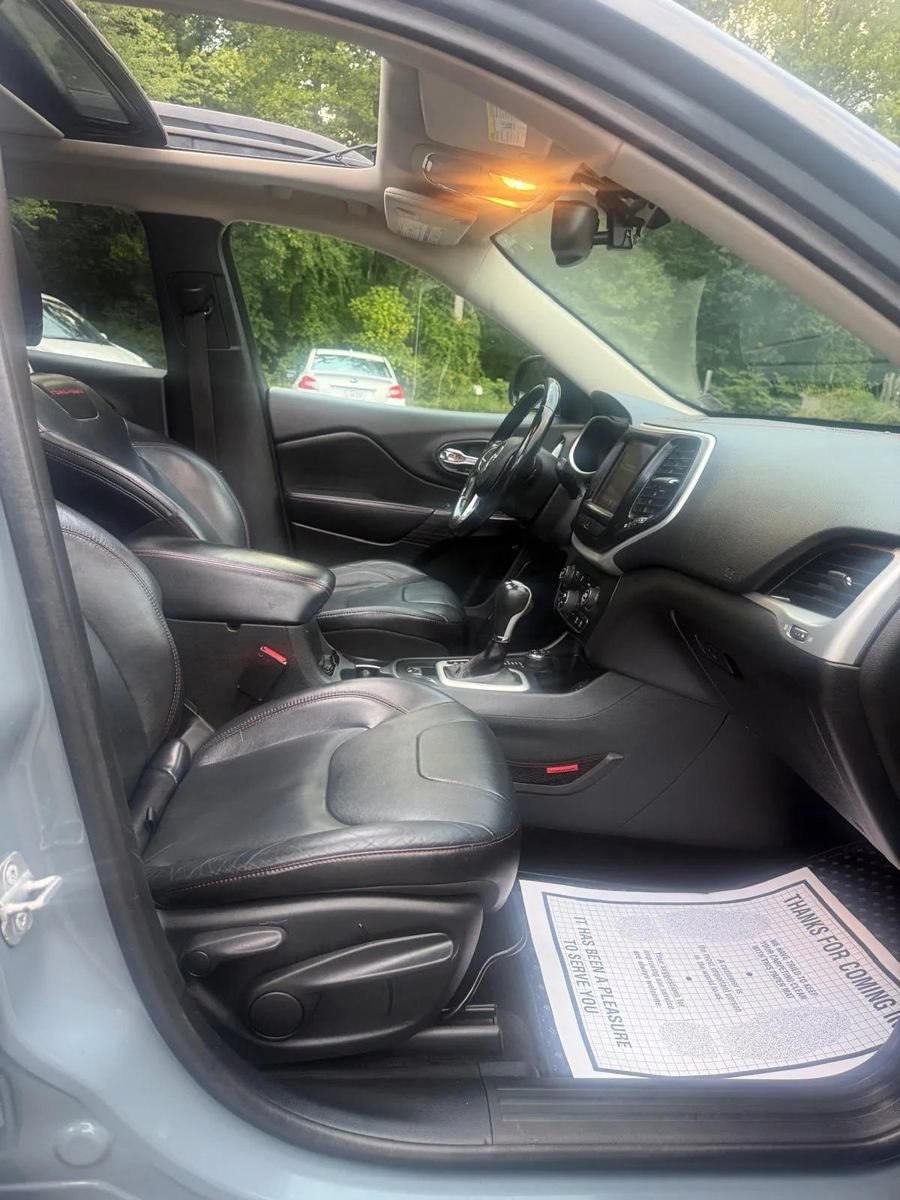 Used 2014 Jeep Cherokee Trailhawk w/ Comfort/Convenience Group AWD/4WD image 17