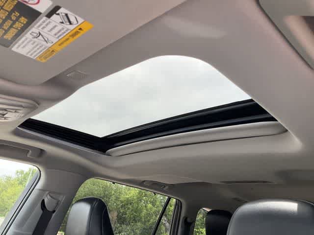 Used 2022 Toyota Highlander XLE AWD/4WD image 14