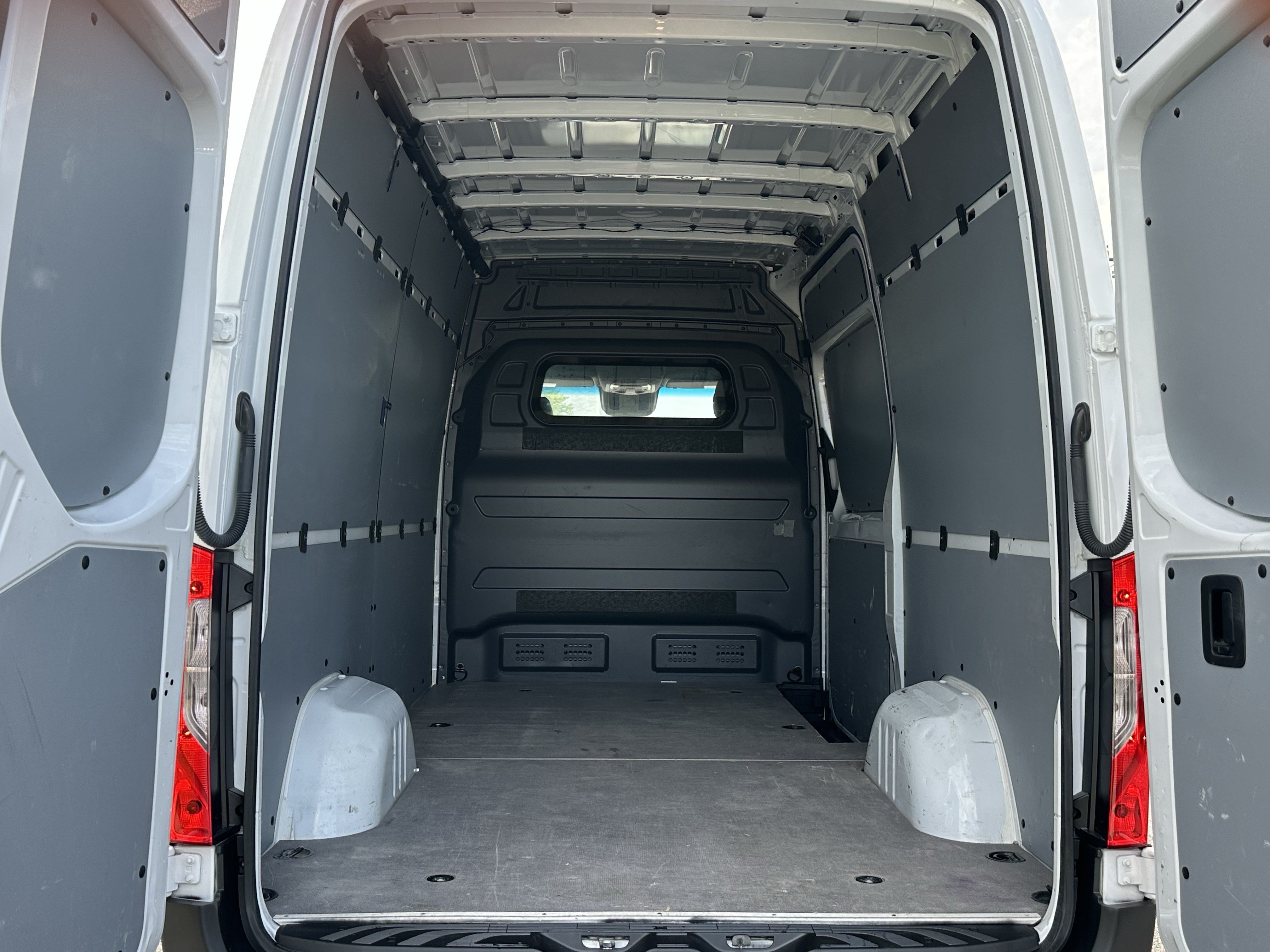 Used 2024 Mercedes-Benz Sprinter 2500 image 18