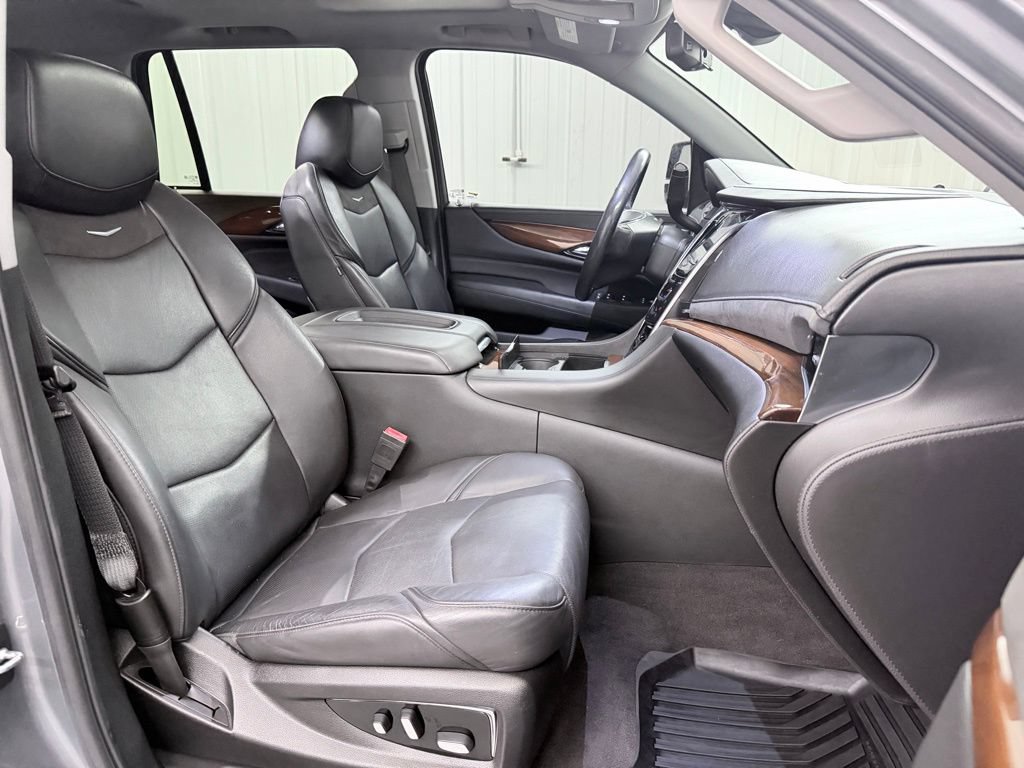 Used 2020 Cadillac Escalade Luxury w/ LPO, Radiant Package AWD/4WD image 45