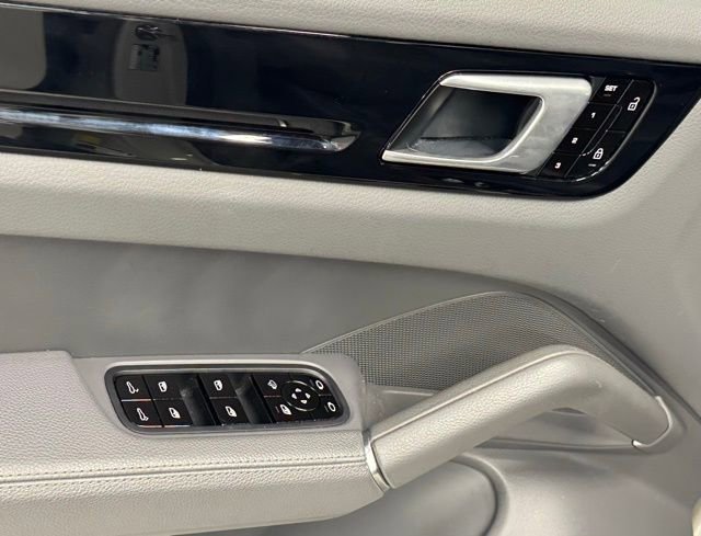 Used 2021 Porsche Cayenne image 22