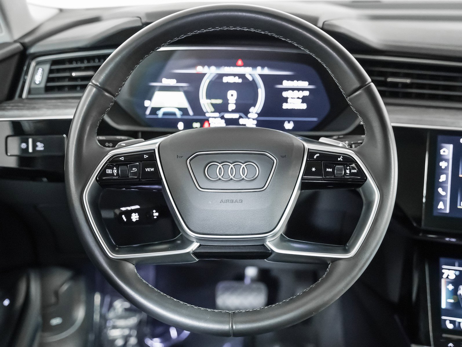 Used 2024 Audi Q8 e-tron Premium Plus image 16