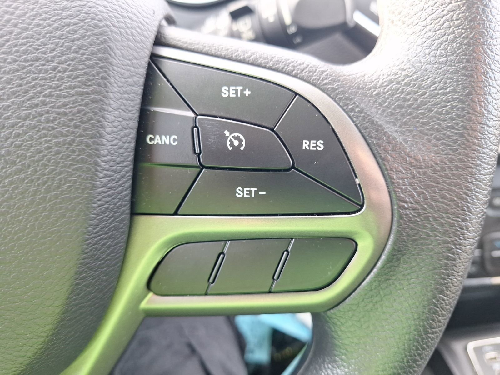 Used 2019 Jeep Cherokee Latitude w/ Popular Appearance Group image 21