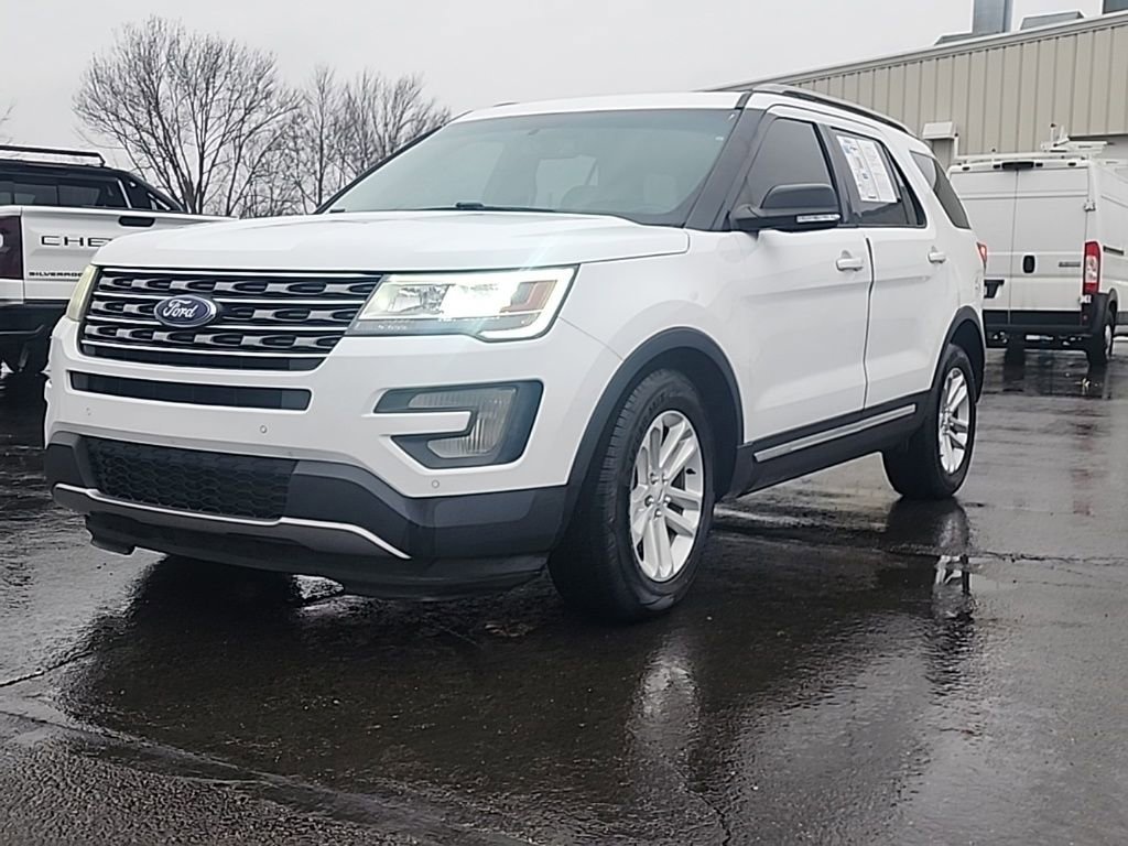 Used 2017 Ford Explorer XLT w/ Equipment Group 202A image 3